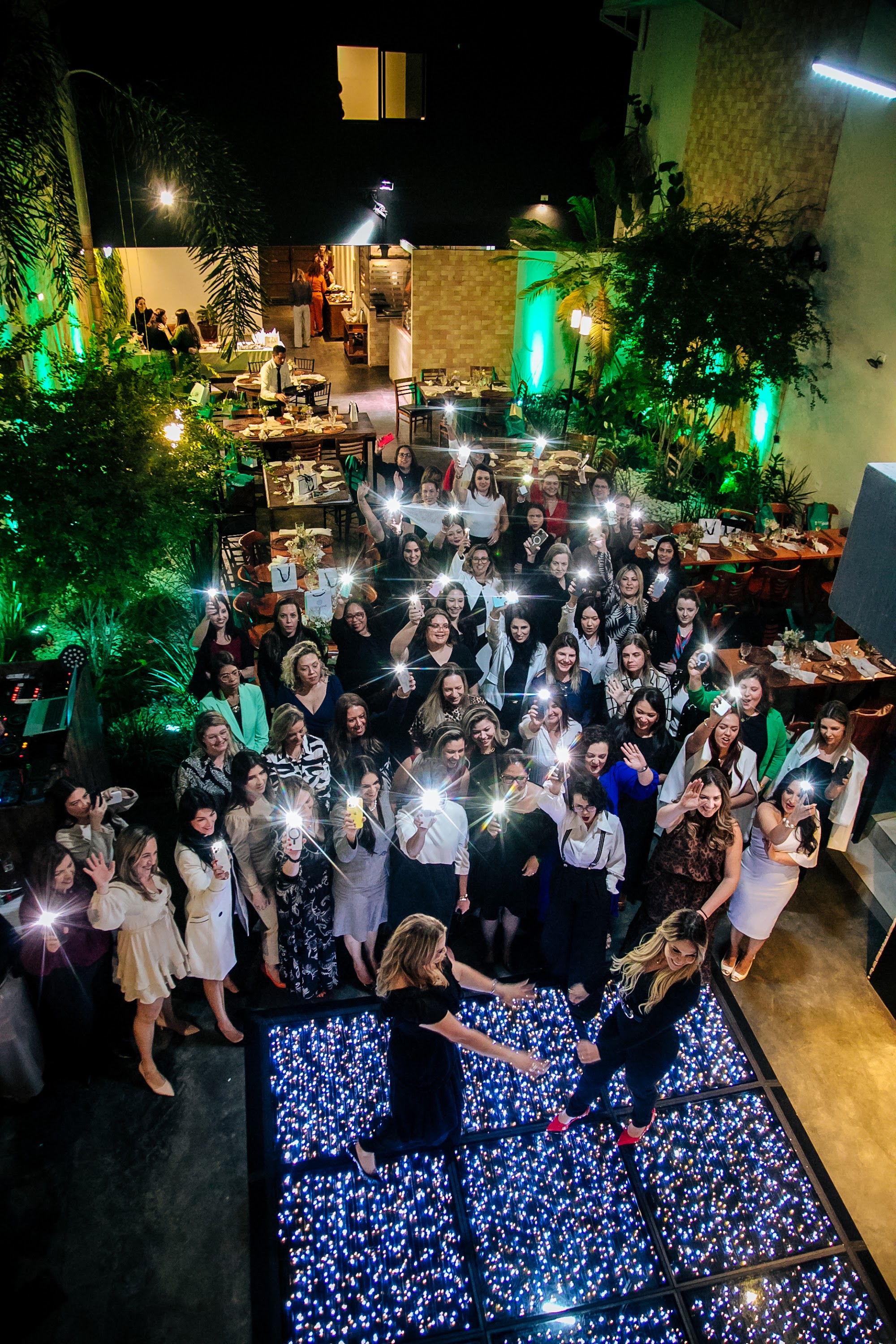 Salas cheias, mulheres em movimento