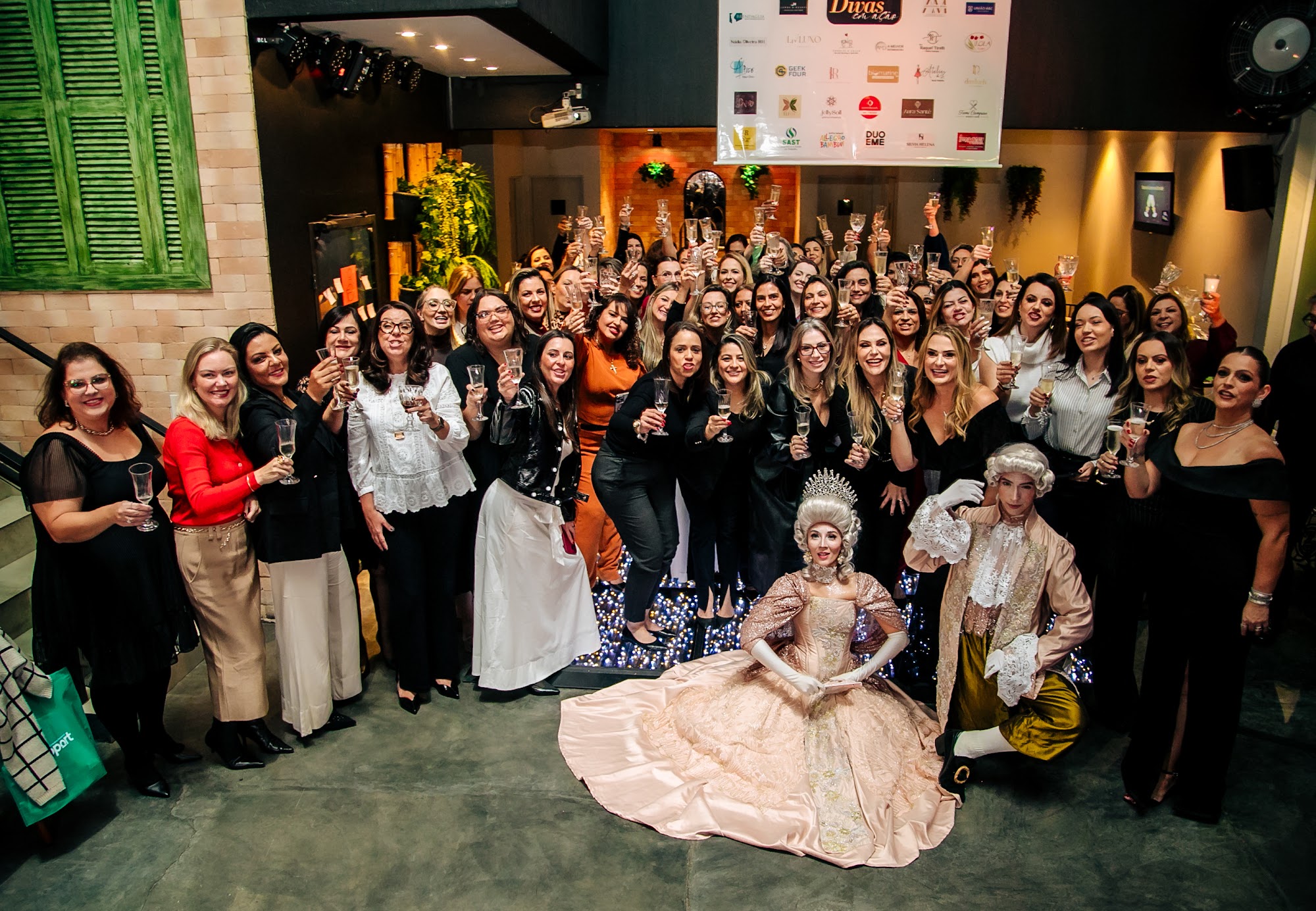 Grande encontro de mulheres realizado por Alessandra Tezza