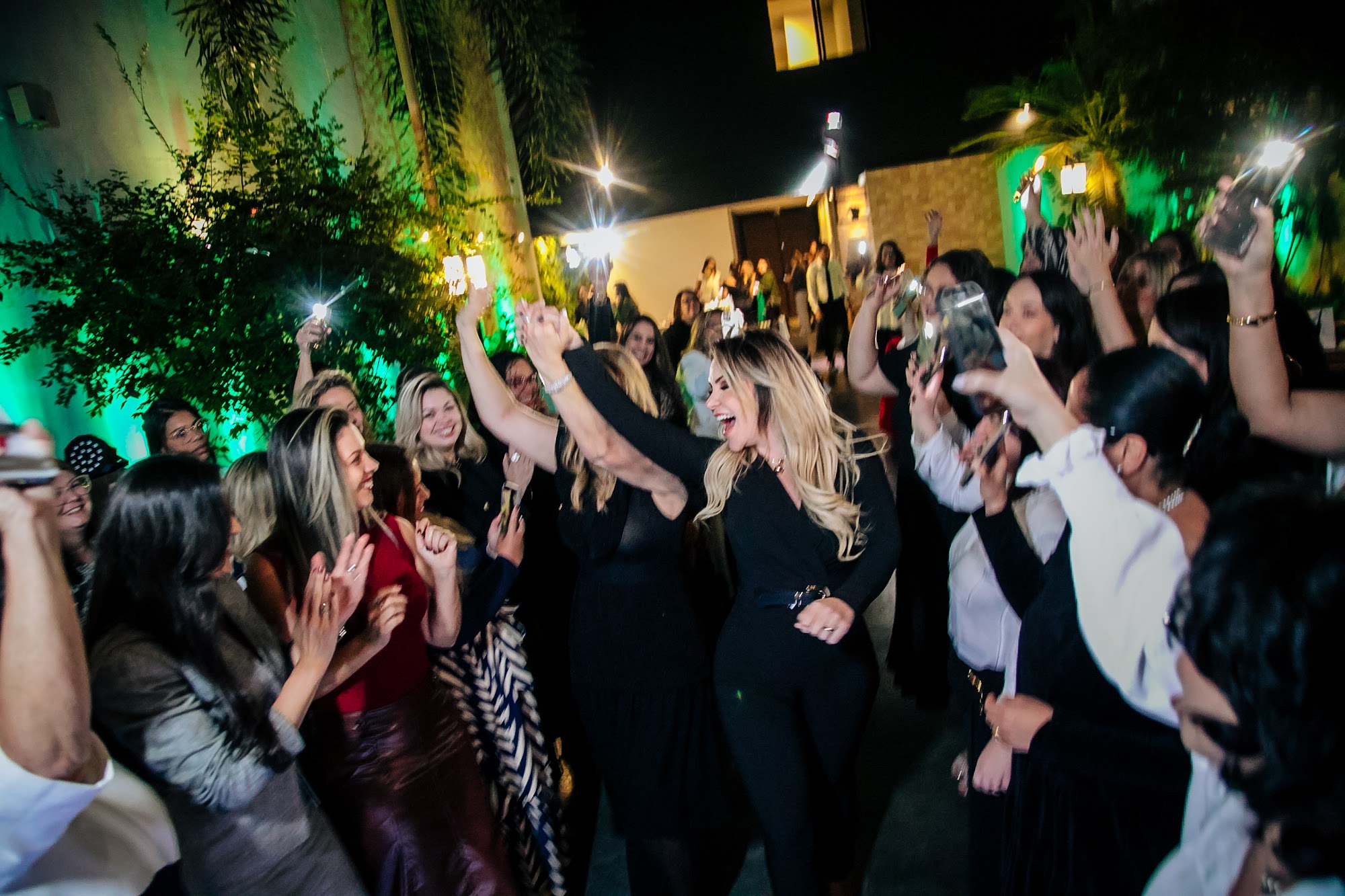 Comunidade de mulheres em celebração
