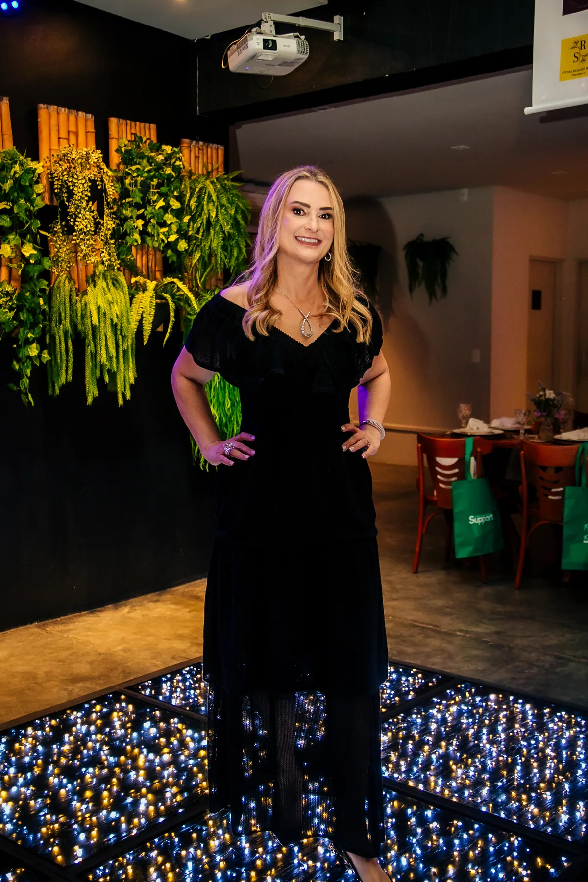 Alessandra Tezza, autora de Reencontrando Você, em noite de lançamento